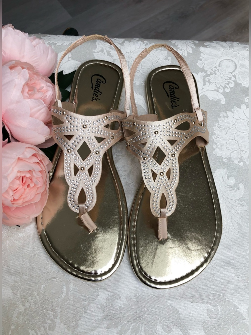 NWOT Candie’s Gold Metallic Rhinestone Jeweled Thong Sandals Size 10